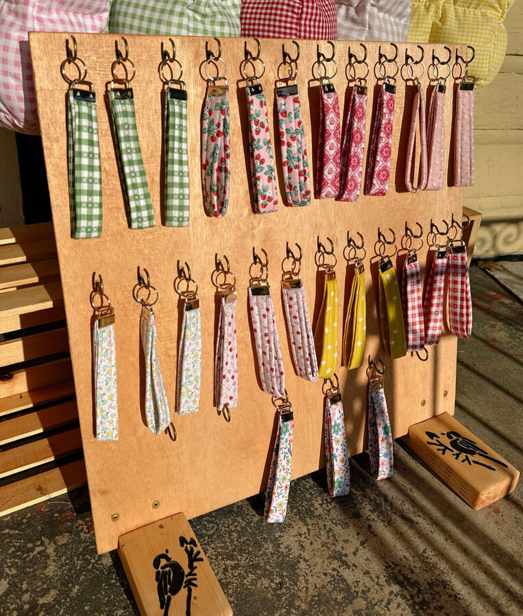 The easiest way to keep up with your keys ✨ Pick your favorite fabric and choose gold or silver hardware. Great for gifts! $10