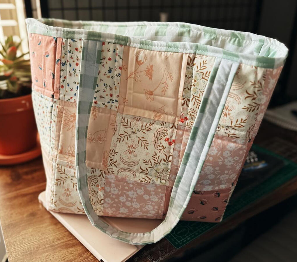 Quilted patchwork tote bag ✨ Spacious with two interior pockets Handmade and one-of-a-kind Custom fabric options available $90